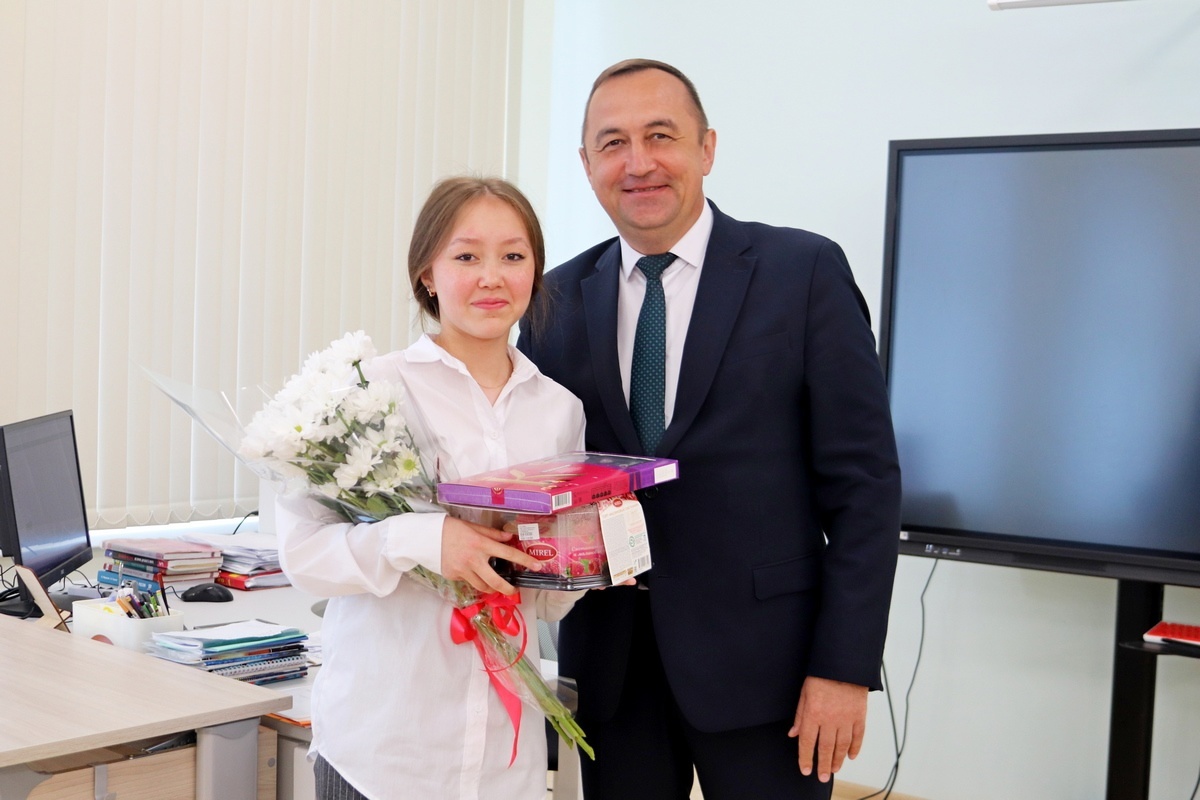 Босиком чеканя шаг: глава района Башкирии рассказал о поступке девочки на параде