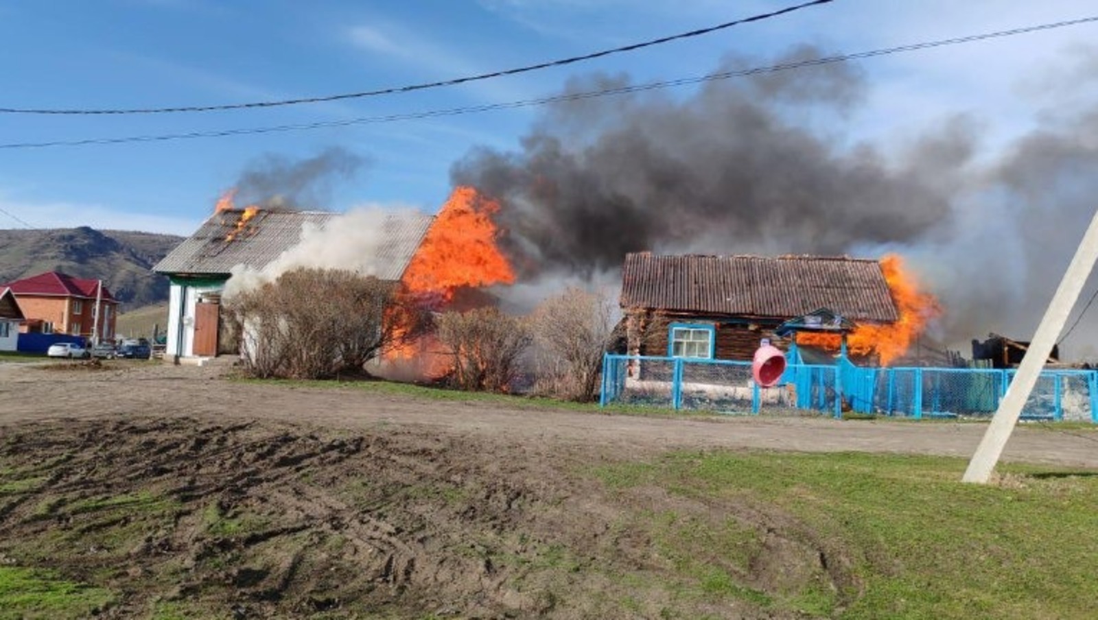 В Башкирии в деревне Муракаево сгорели магазин и медпункт