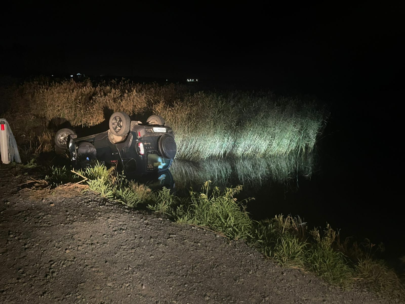 В Башкирии очевидцы спасли упавшего в озеро водителя внедорожника