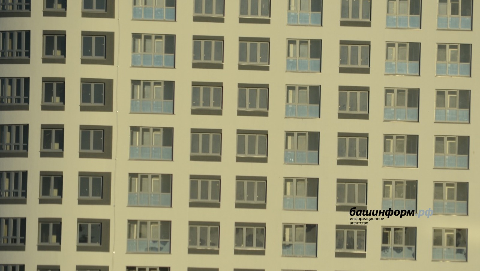 В Башкирии из окон жилых домов выпали мальчик и девочка