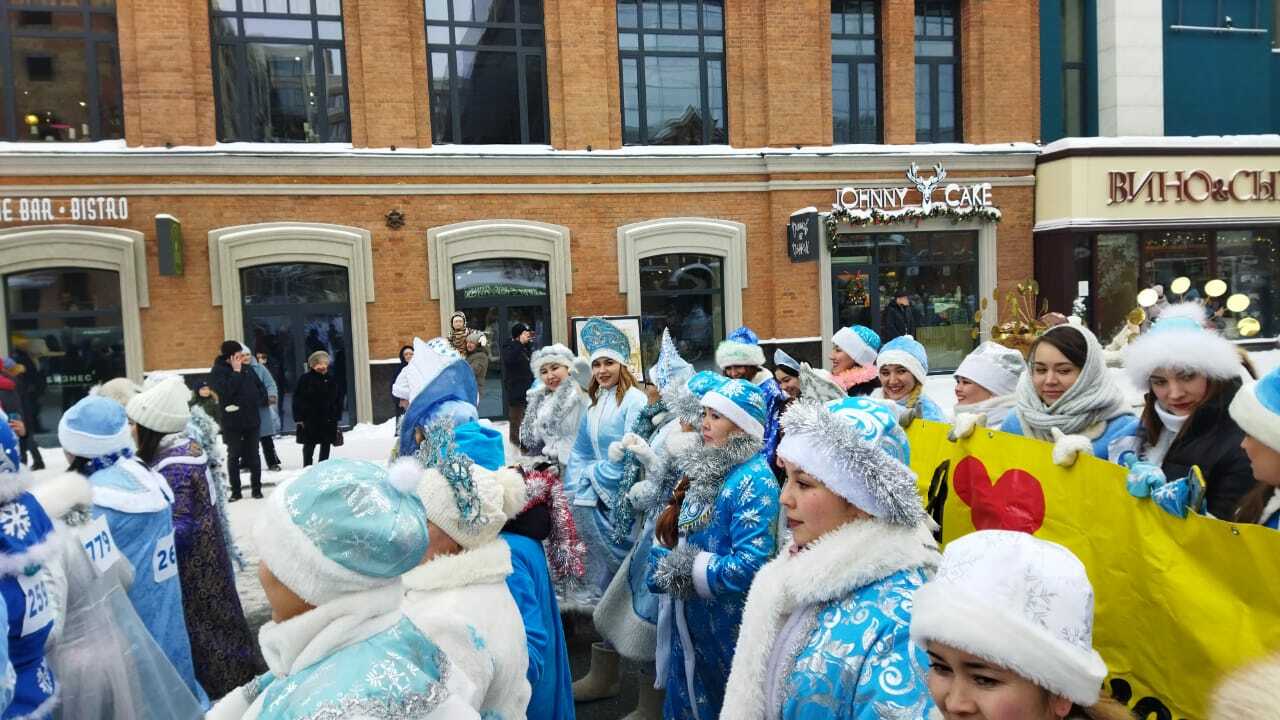 Девятнадцать  Снегурочек  из Абзелила участвовали сегодня во всероссийском  параде новогодних персонажей в Уфе