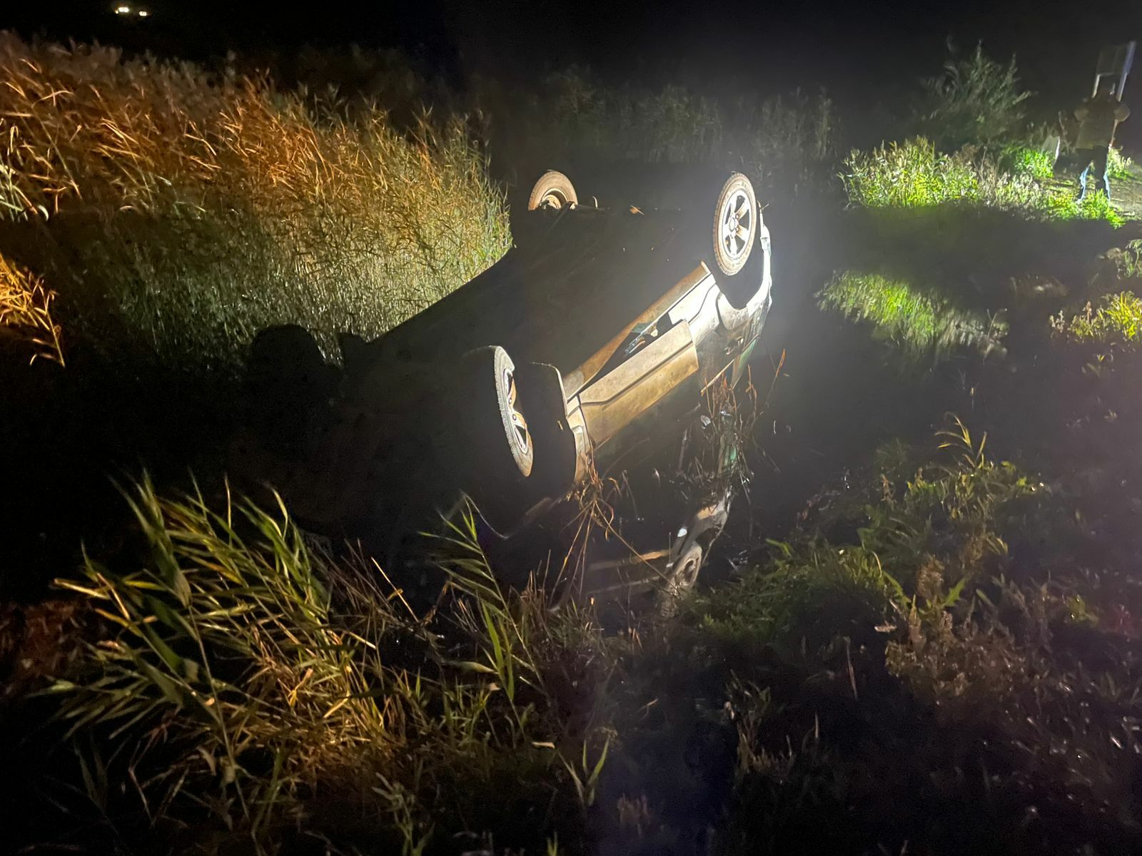 В Башкирии очевидцы спасли упавшего в озеро водителя внедорожника